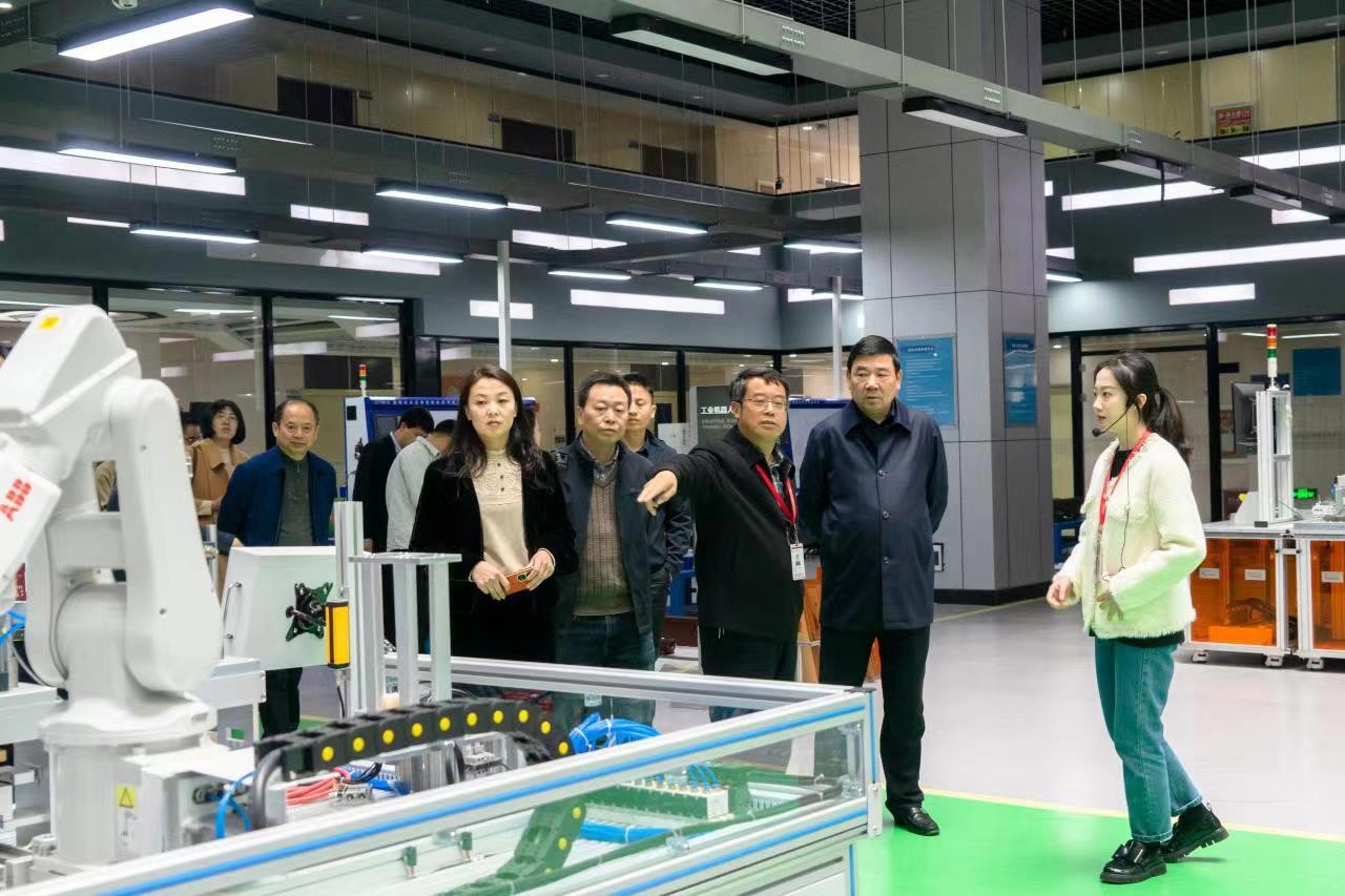 它山之石可攻玉  考察学习营生长  ——我校组织考察组赴贵阳相关院？疾旖涣餮