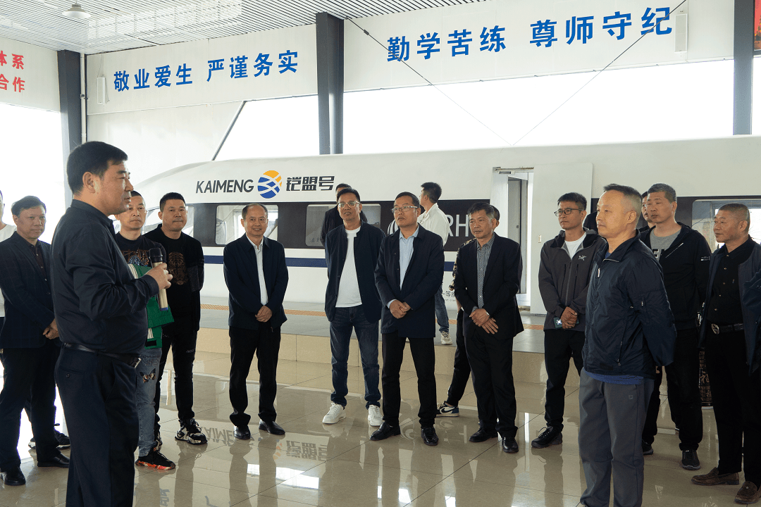 抱团营生长  共立异铜仁 ——铜仁浙江商会会长许国平一行40余人到我校旅行指导