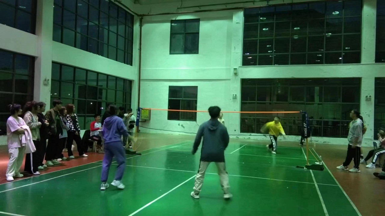 ?	我院乐成举行了首届羽毛球角逐活动