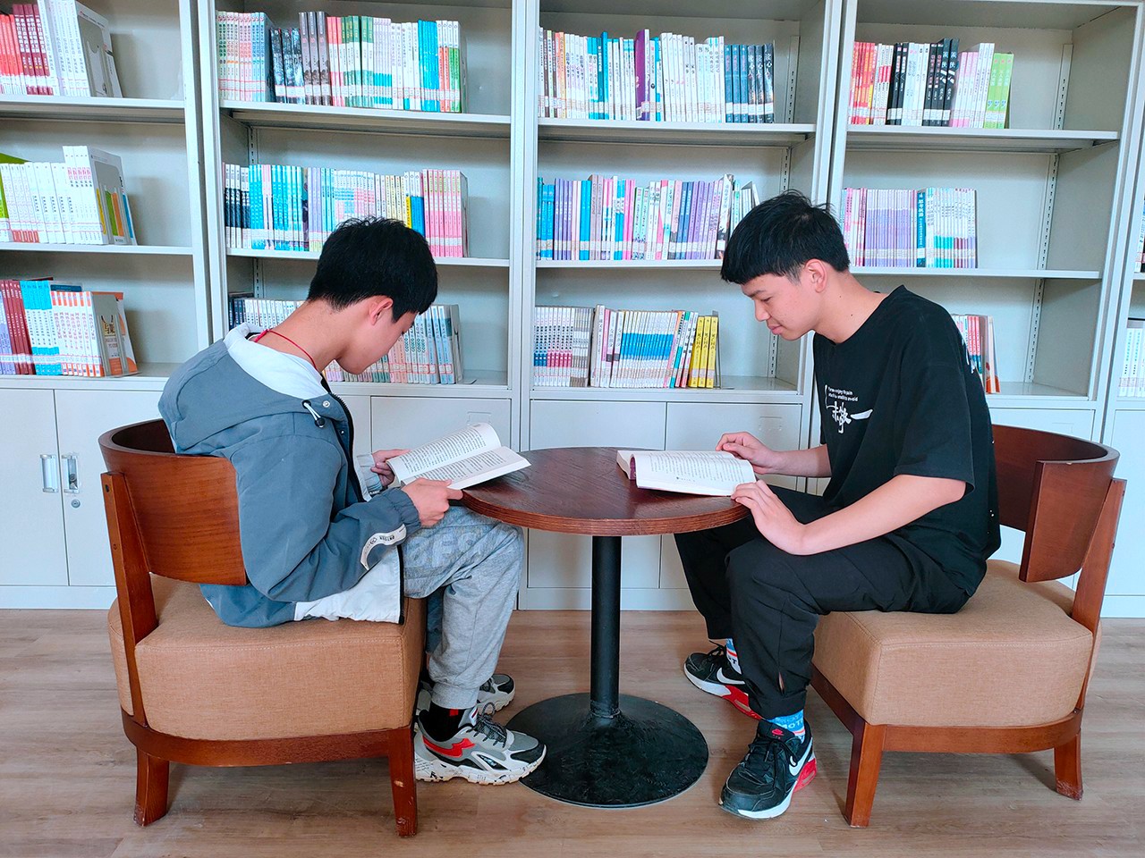 图书馆举行“走进名著，品味经典”天下念书日活动