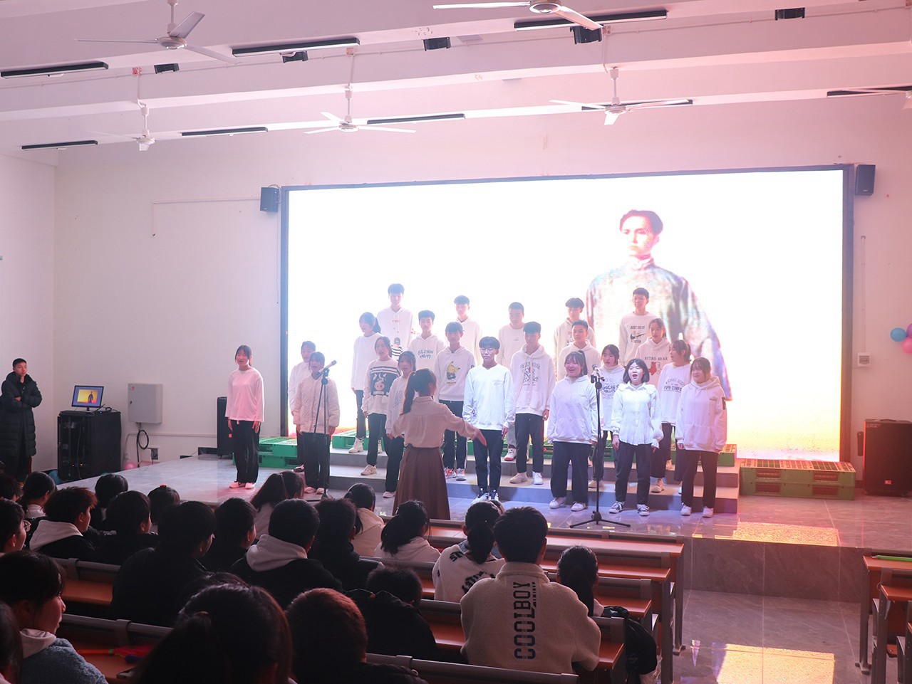 我校举行“纪念毛主席诞辰128周年”合唱角逐