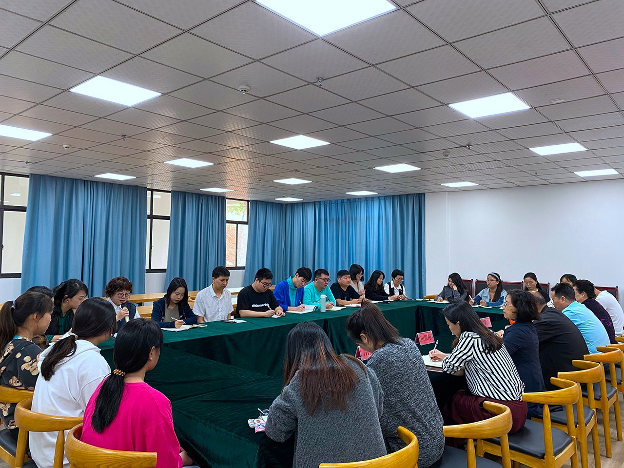 学校召开庆祝中国共产主义青年团建团100周年轻年西席代表座谈会