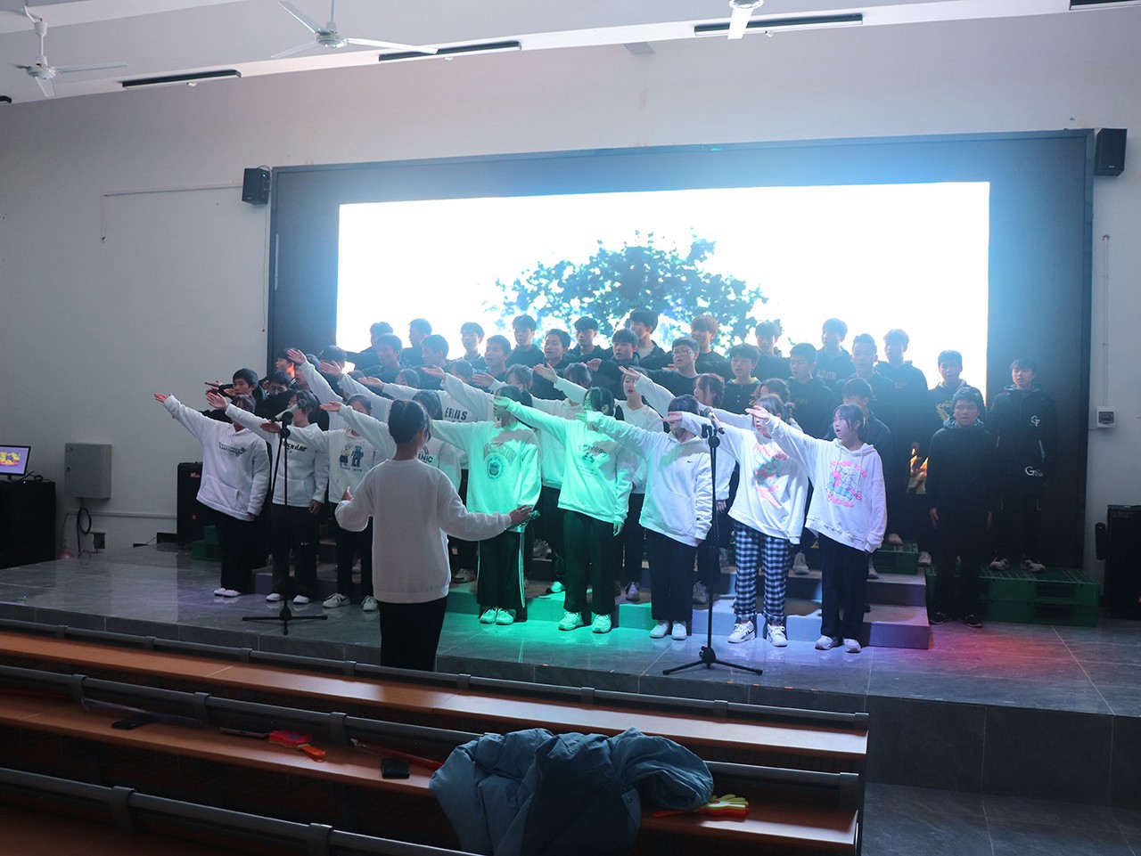 我校举行“纪念毛主席诞辰128周年”合唱角逐