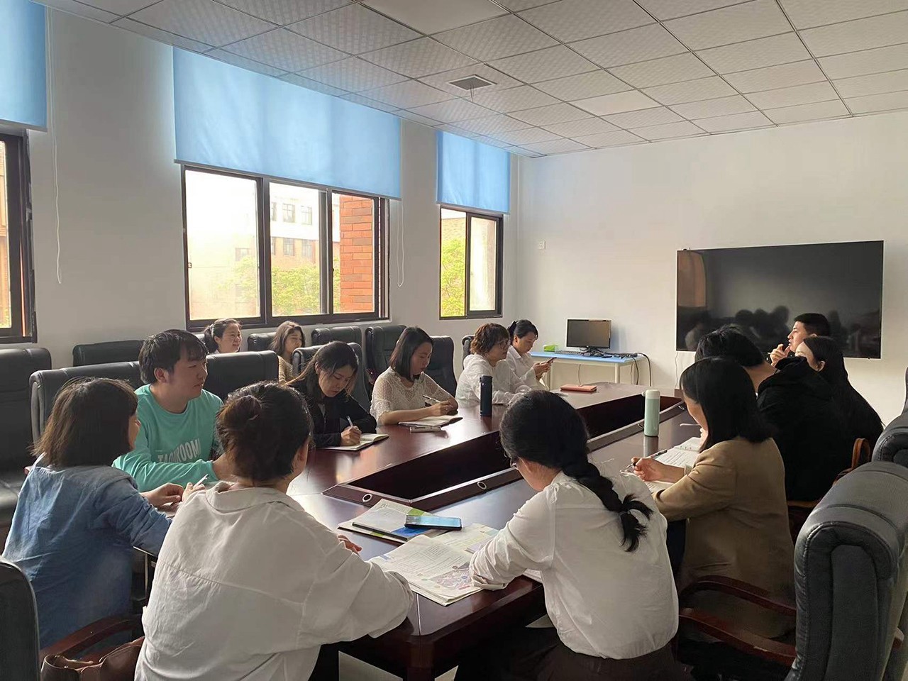 学校组织开展教职工营业学习会