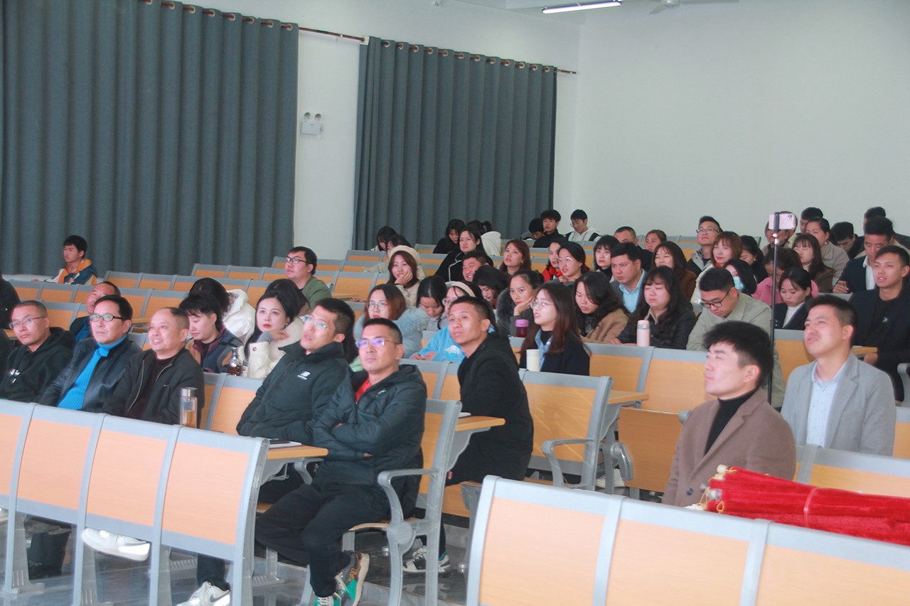 王展才副教授到我？贵锏盐幕沧