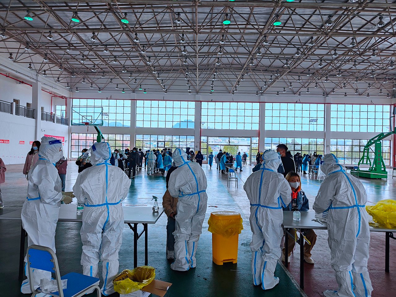 我校全体师生起劲配合核酸收罗事情