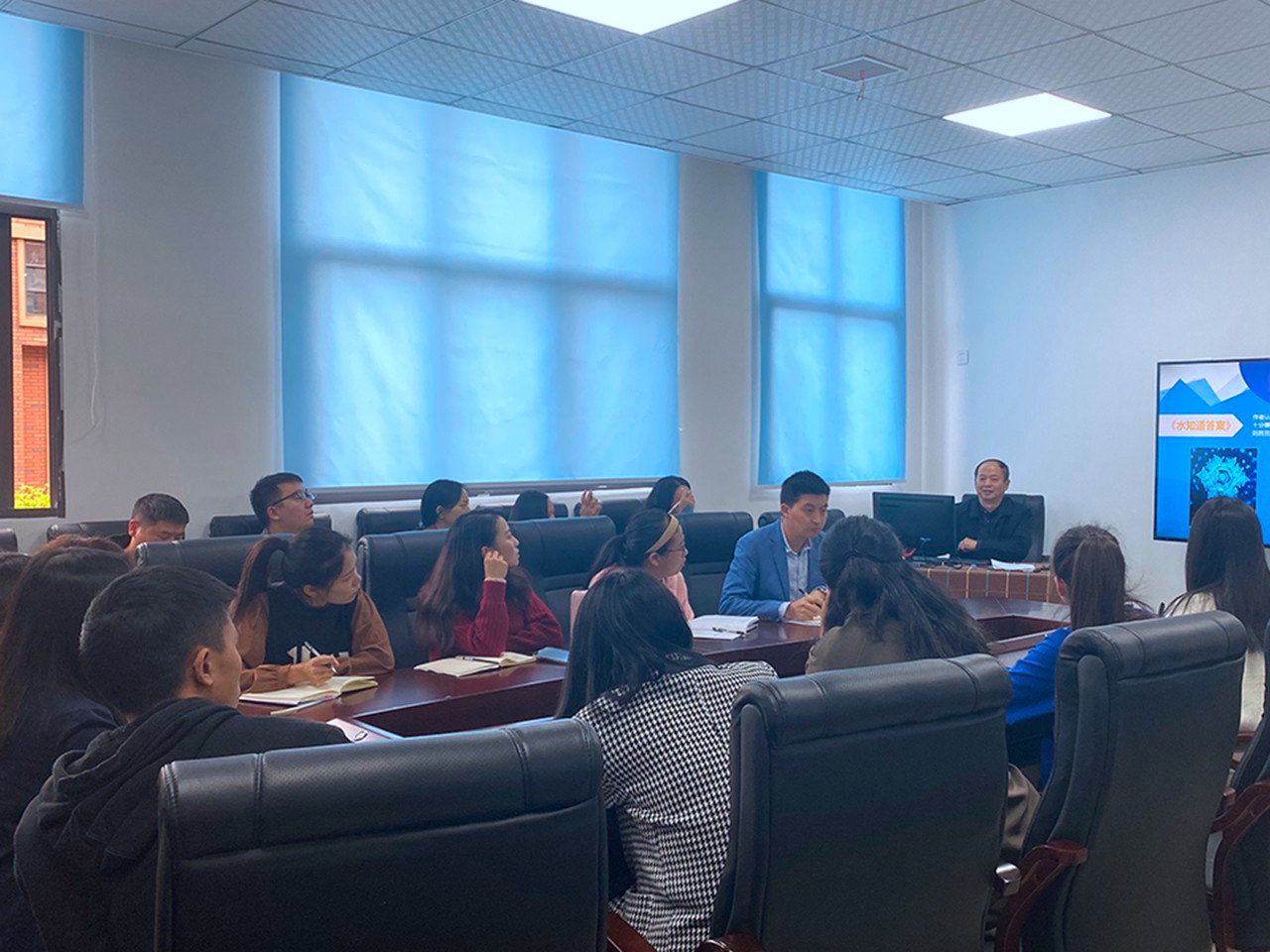 学校对教职员工举行正能量培训