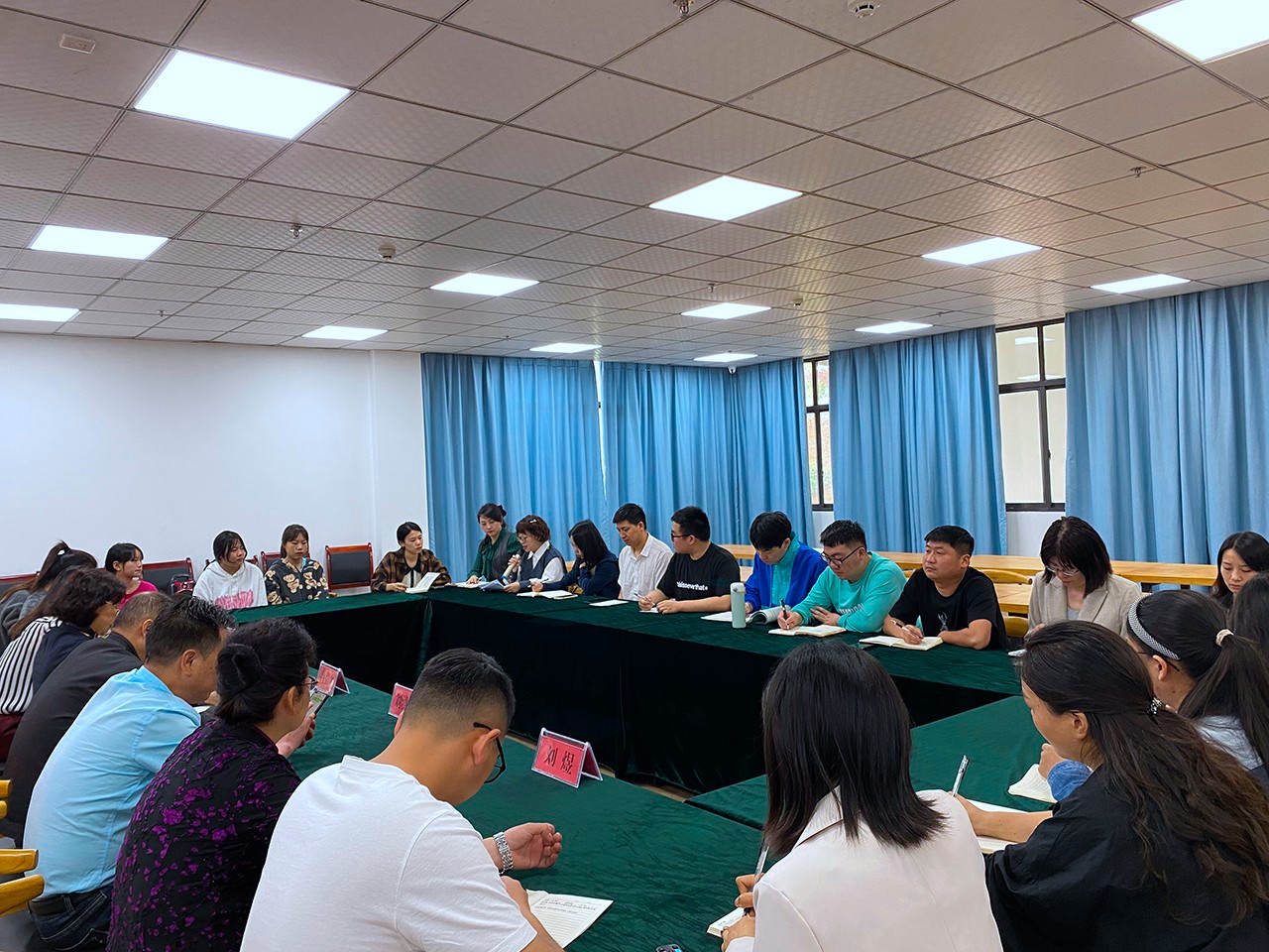 学校召开庆祝中国共产主义青年团建团100周年轻年西席代表座谈会