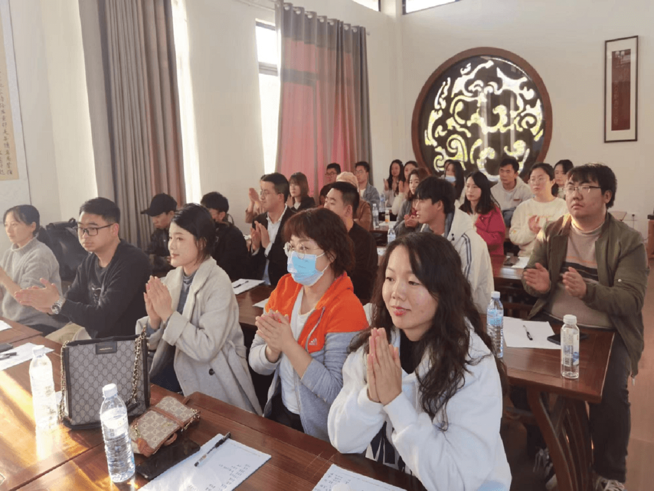 我校全体西席在天都书院加入王文正先生开展的东坡大课堂