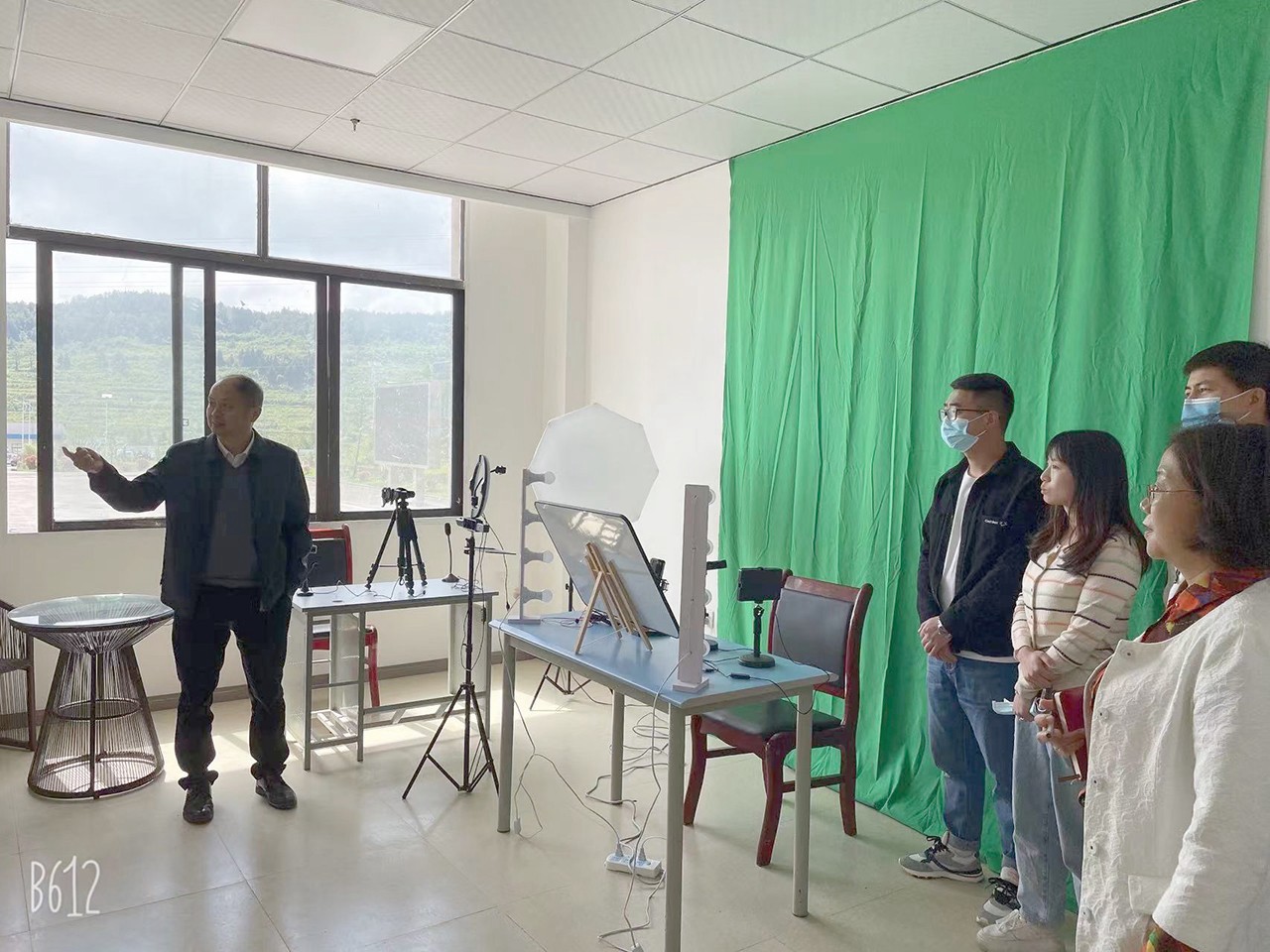 冉贵生深入学校实训室调研指导事情