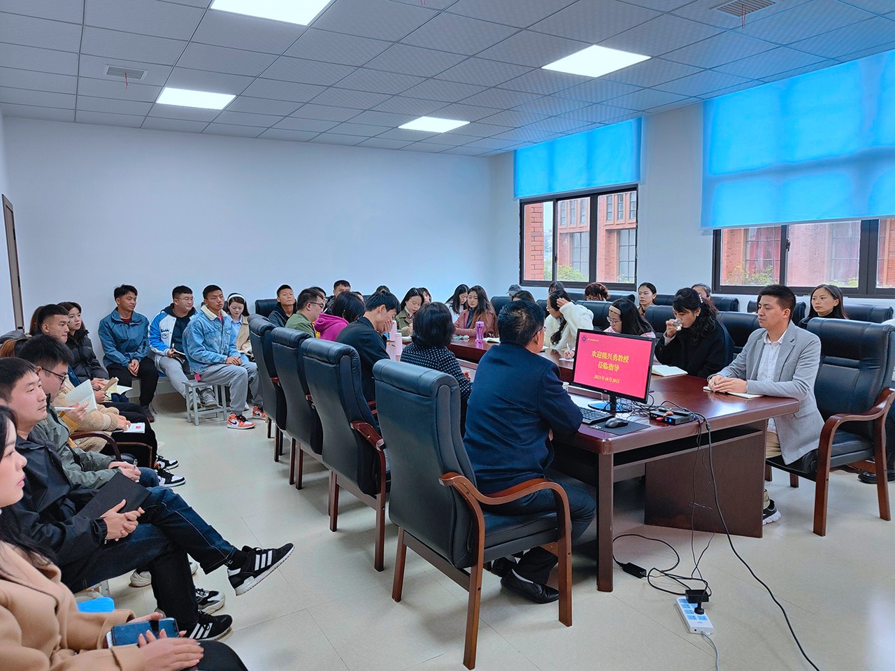 铜仁职业手艺学院熊兴勇副教授到我校作专题培训