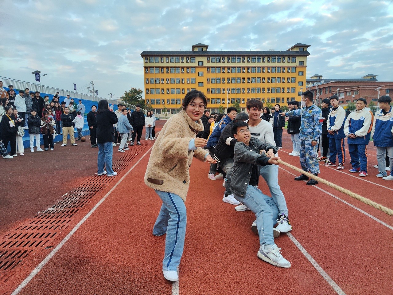 不朽情缘（筹）、铜仁职业手艺学院（开天校区） 举行拔河角逐