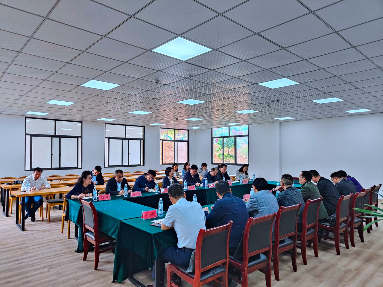 铜仁市大数据生长治理局在我校召开数字经济人才生长座谈会