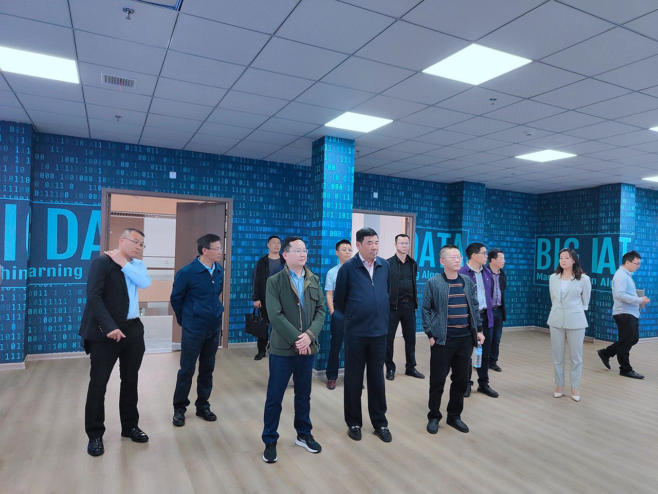 铜仁市大数据生长治理局在我校召开数字经济人才生长座谈会