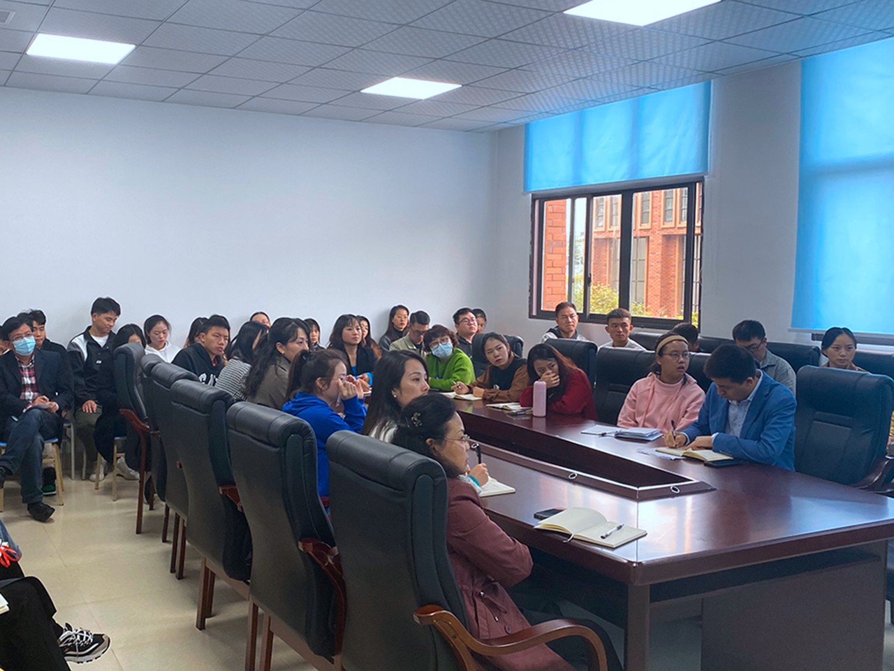 学校对教职员工举行正能量培训