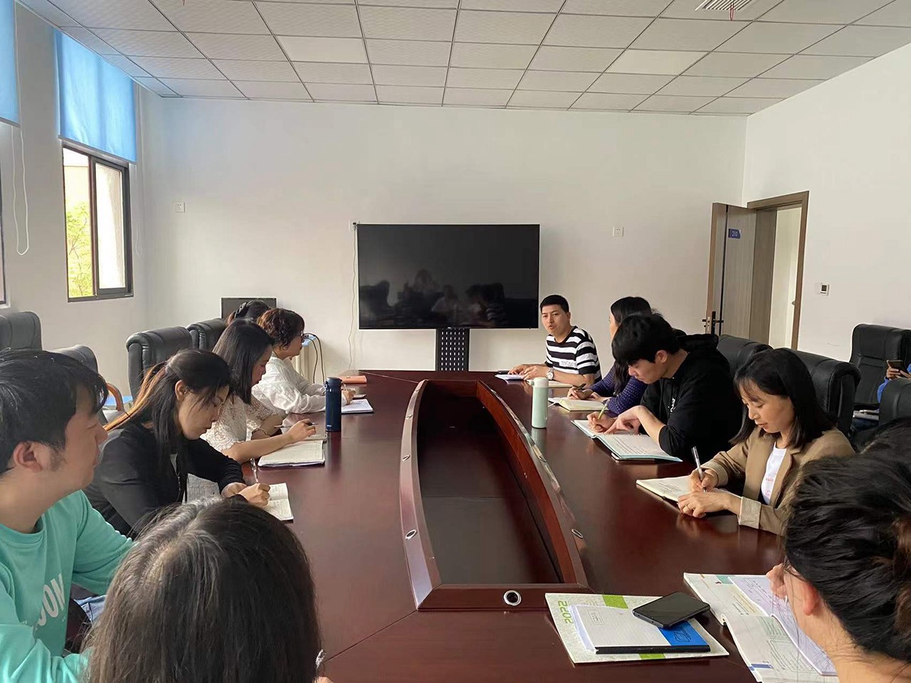 学校组织开展教职工营业学习会