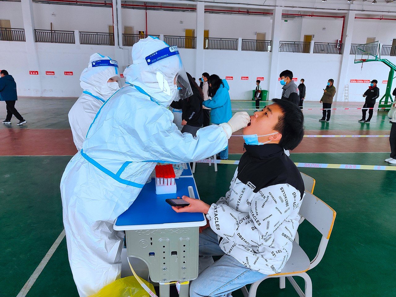 我校全体师生起劲配合核酸收罗事情