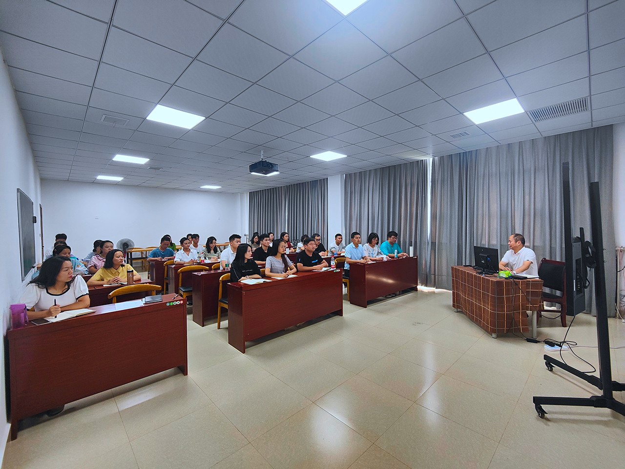 不朽情缘（筹）开展向导员（班主任）培训活动