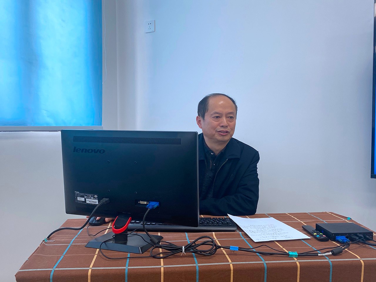 学校对教职员工举行正能量培训