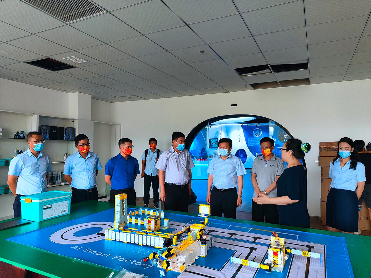 市教育局局长冉俊华赴数据学院指导申做事情