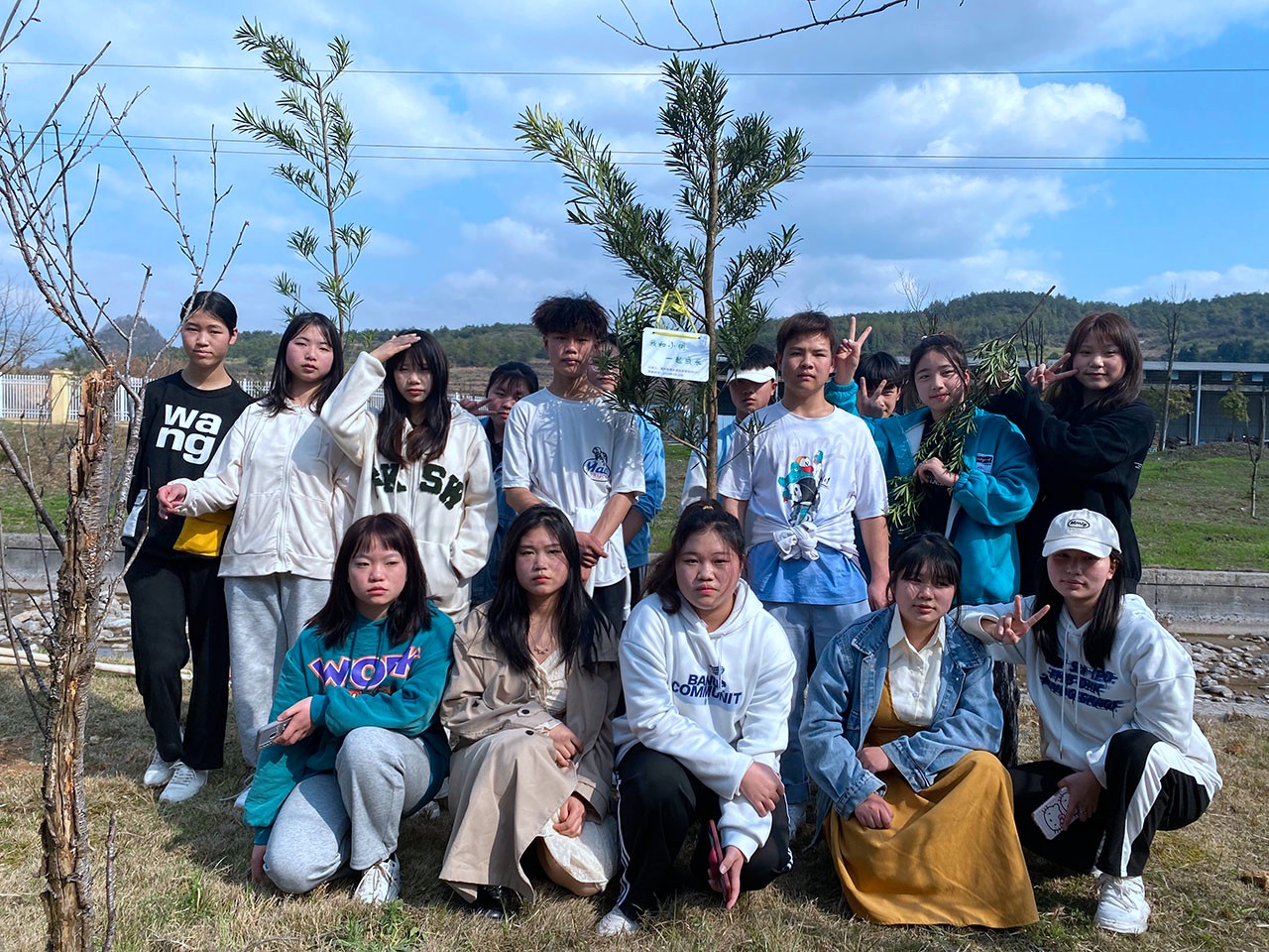 我校师生踊跃加入“许优美愿望、献给绿色爱心”植树活动