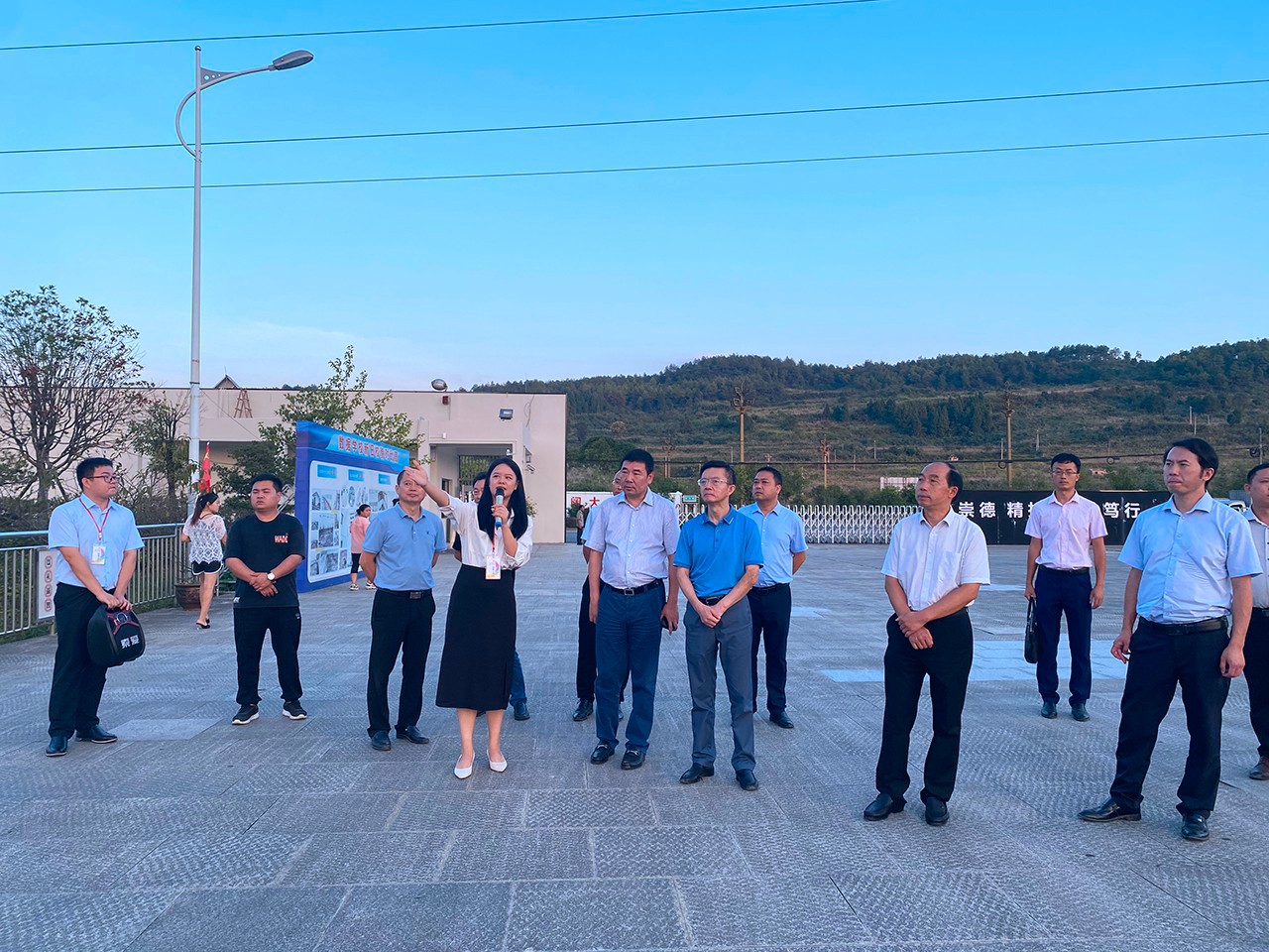 省教育厅一级巡视员鞠洪同志到不朽情缘调研