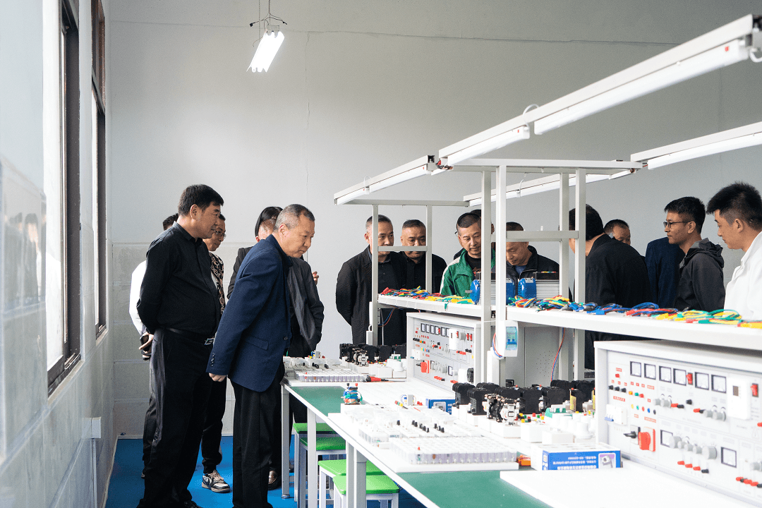 抱团营生长  共立异铜仁 ——铜仁浙江商会会长许国平一行40余人到我校旅行指导