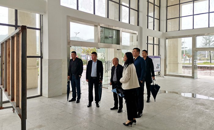 江苏启赫教育投资有限公司董事长江加左一行来我？疾旖涣