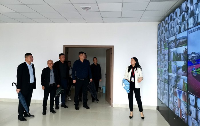 江苏启赫教育投资有限公司董事长江加左一行来我？疾旖涣