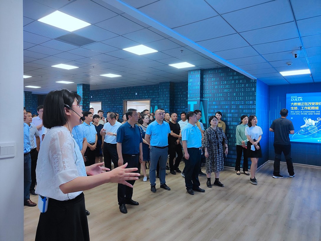 政协第三届铜仁市万山区委员会委员履职能力提升培训班莅临我校视察指导事情