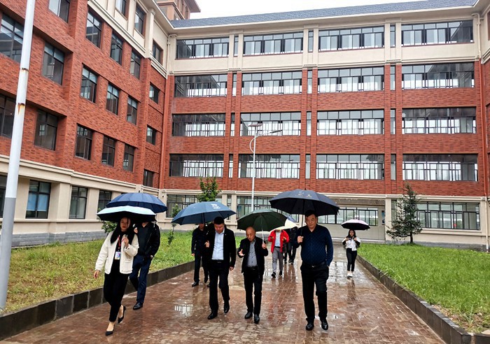 江苏启赫教育投资有限公司董事长江加左一行来我？疾旖涣