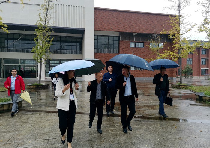 江苏启赫教育投资有限公司董事长江加左一行来我？疾旖涣