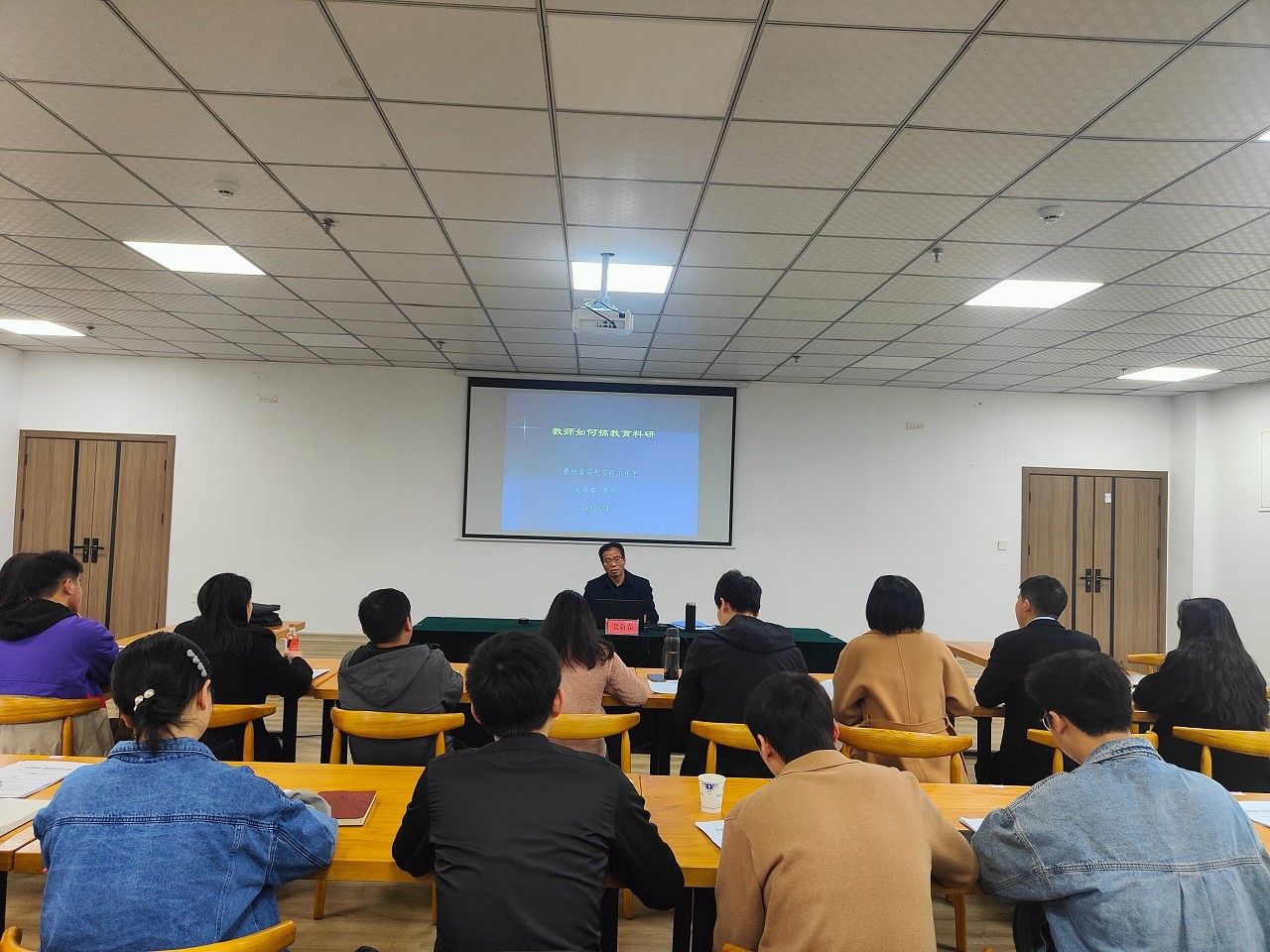 我院组织召开头脑政治教育事情钻研会